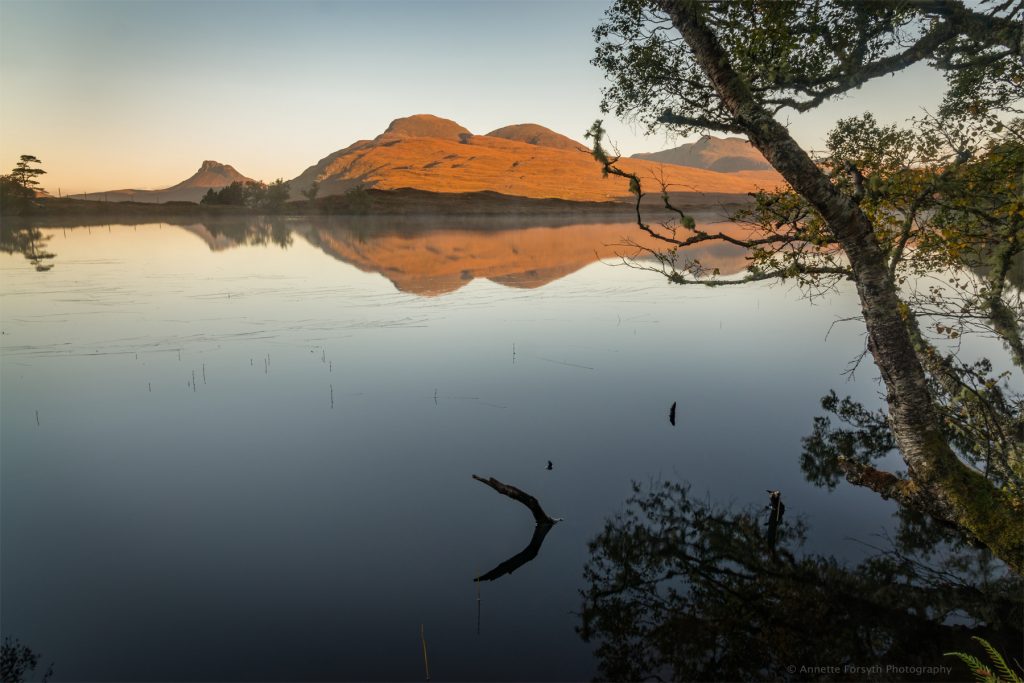 Stiller Sonnenaufgang, Loch Cul Drommanan, Assynt, Schottland