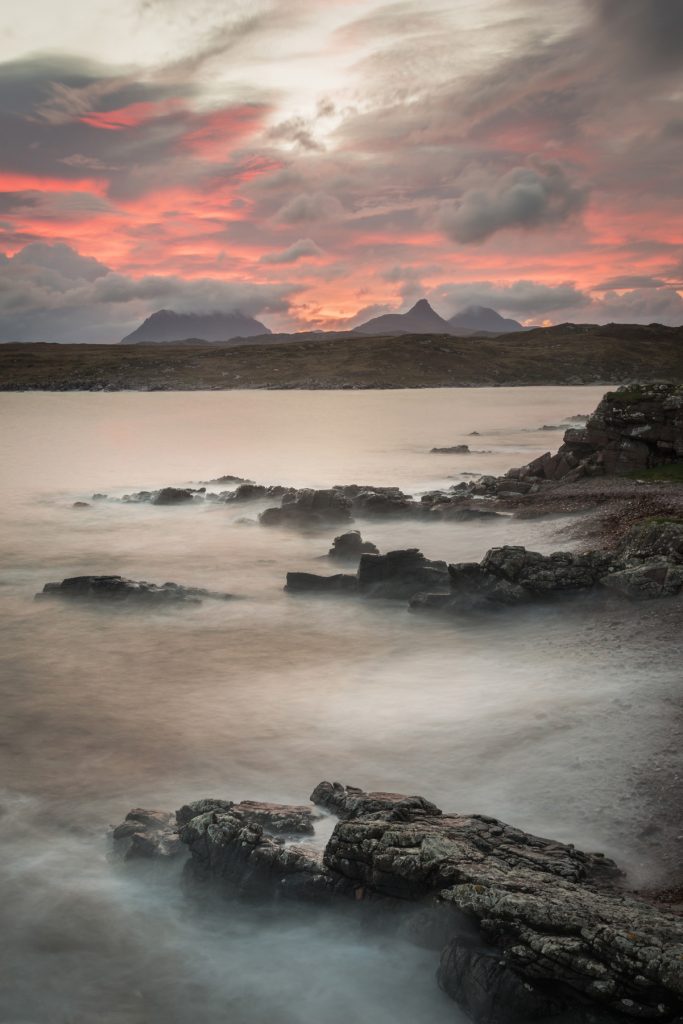 Roter Sonnenaufgang, Achnahaird, Assynt, Schottland