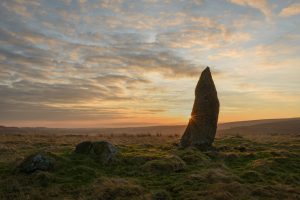 Standing Stone Sonnenaufgang, Schottland