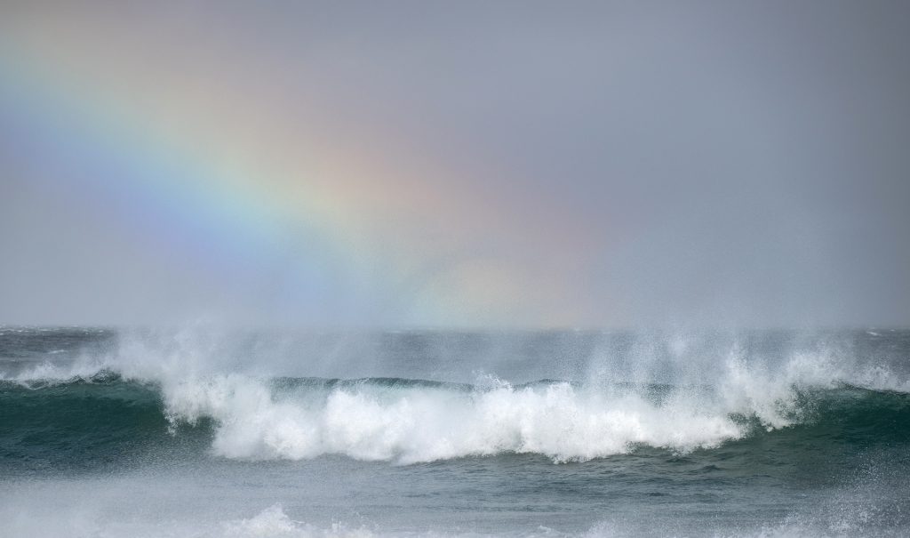 Sturmwellen mit Regenbogen Sturmwellen mit Regenbogen
